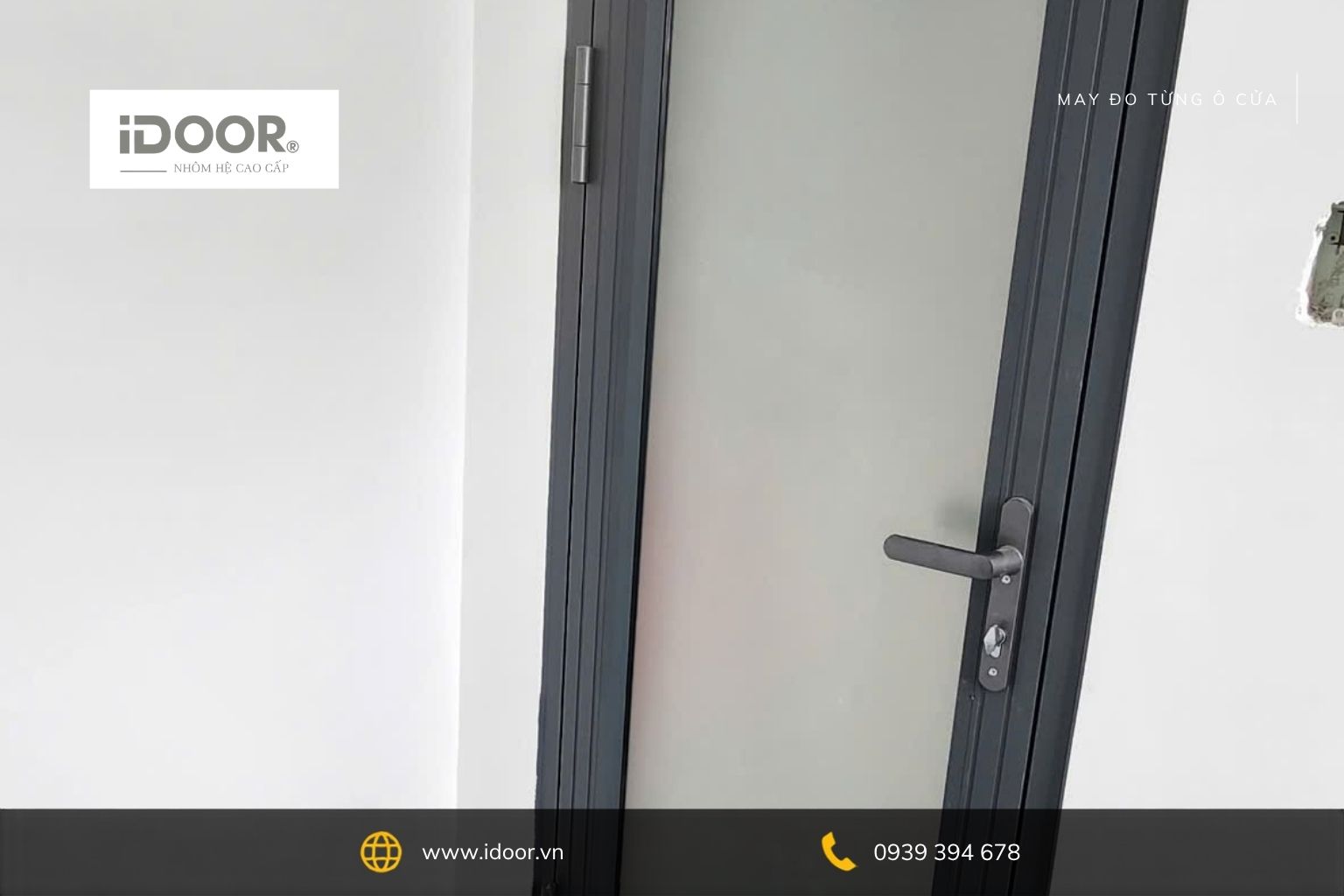Cửa đi 1 cánh khung đen kết hợp kính mờ, đảm bảo sự riêng tư cho không gian bên trong.