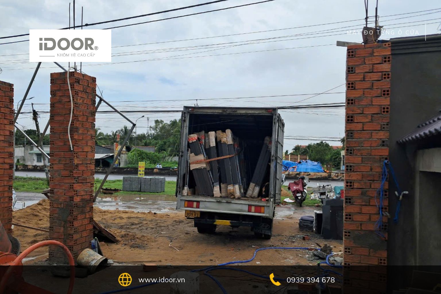 Cửa đi kính mờ khung xám đậm, đảm bảo sự riêng tư