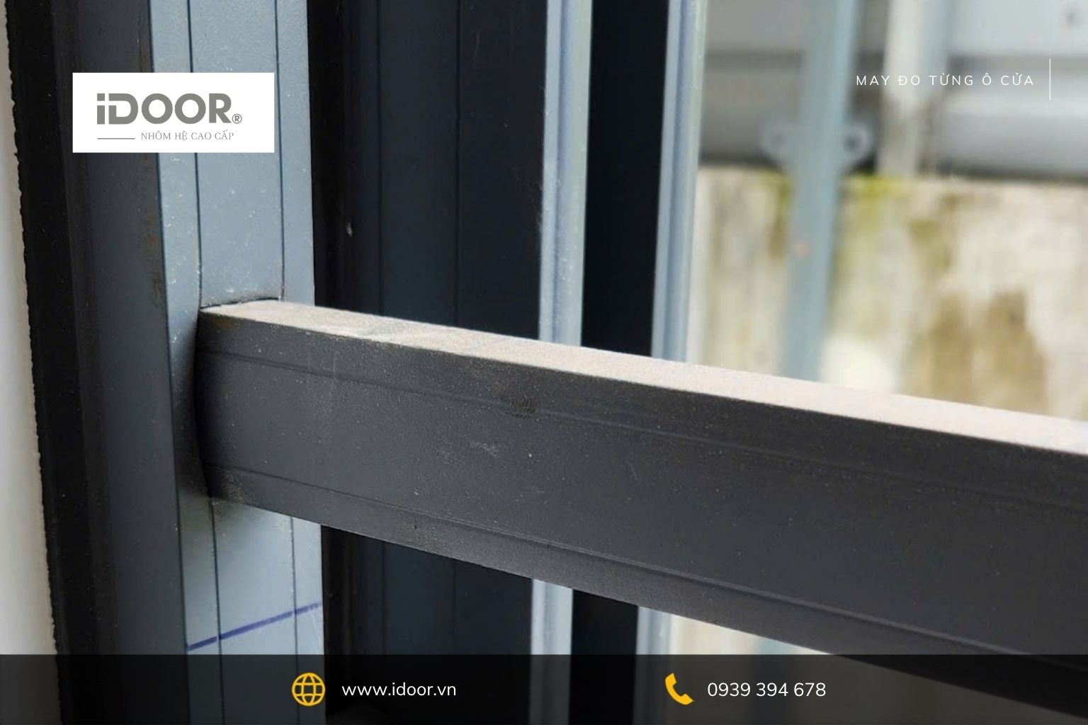 Khung và cánh cửa nhôm được bọc bảo vệ, vận chuyển đến công trình anh Tân
