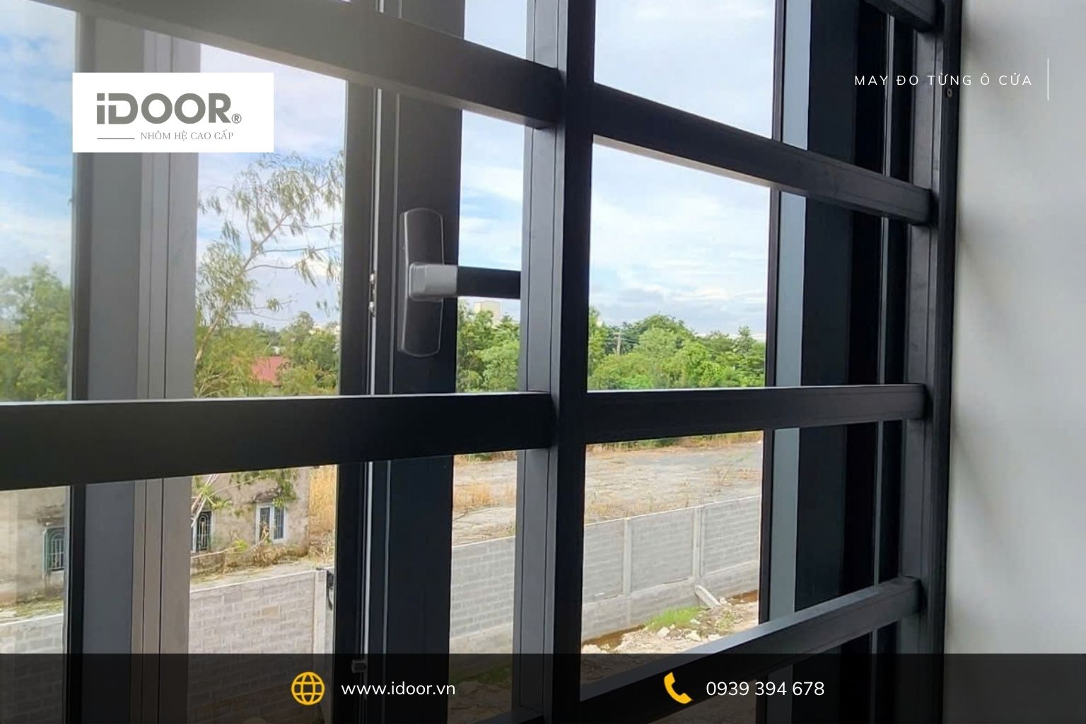 Hệ cửa sổ đứng và vách kính đồng bộ màu khung đen, hài hòa với kiến trúc biệt thự.